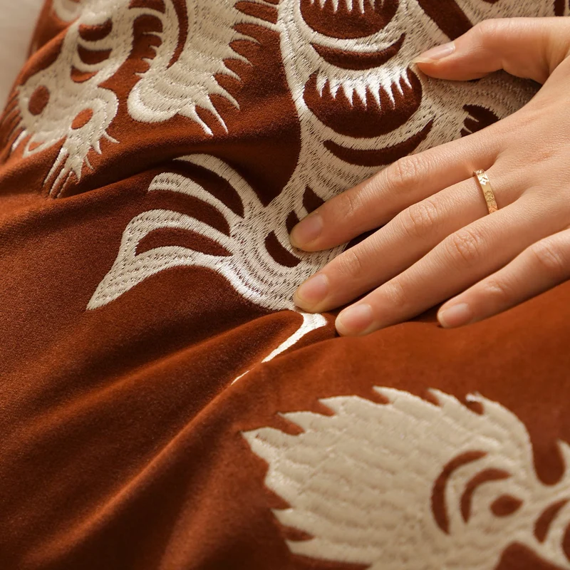 Quadratisches Samt-Dekokissen mit gesticktem Drachenmotiv und Kunstfellbesatz