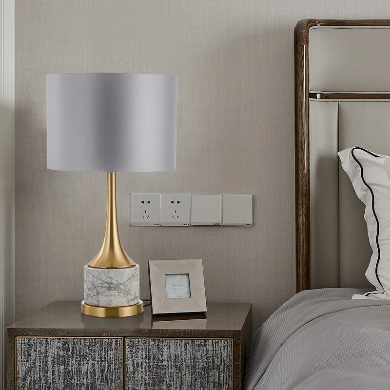 Elegante Marmor- und Gold-Tischlampe
