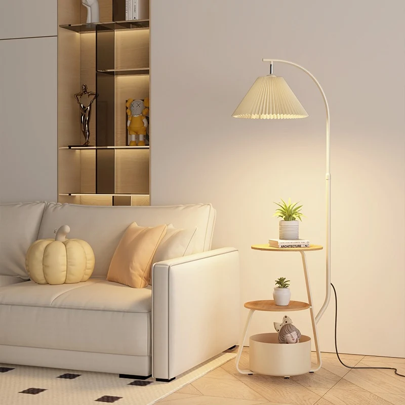 Moderne verstellbare Stehlampe mit integriertem Tisch
