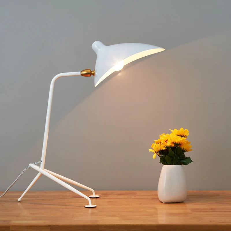 Moderne verstellbare Schreibtischlampe mit minimalistischen Design