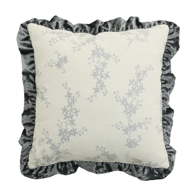 Quadratisches Dekokissen im Barockstil mit Samt-Rüsche und Putto-Jacquard