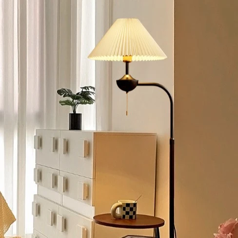Elegante Stehlampe mit Faltenschirm