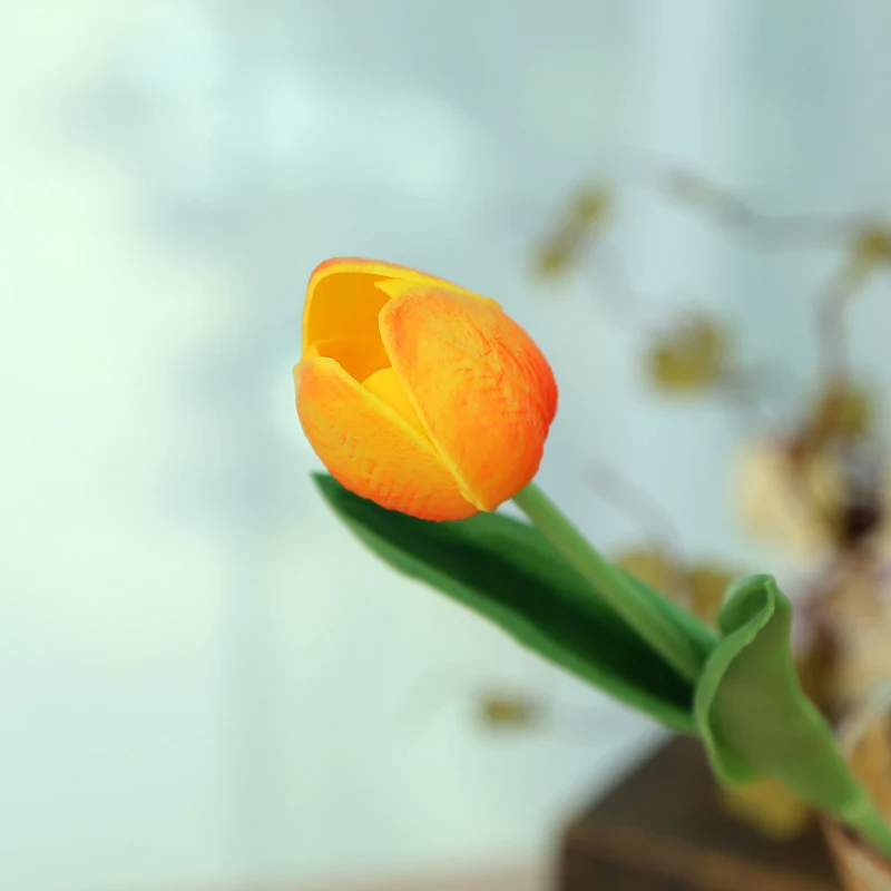 Realistischer Falscher Tulpenstängel