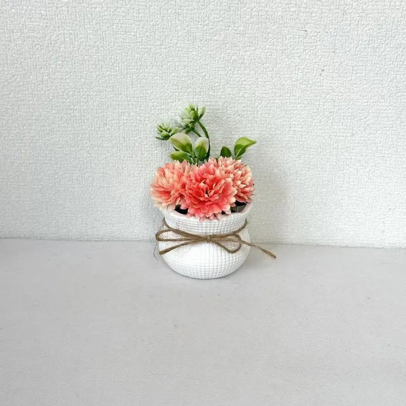 Dekorative Mini-Blumenarrangement im Topf