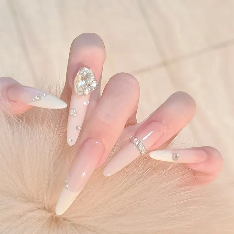Glamouröse Stiletto-Nagelverlängerungen mit Kristallakzenten