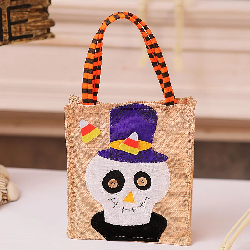 Halloween-Jutetasche mit aufgenähter schwarzer Katze und gestreiften Tragegriffen