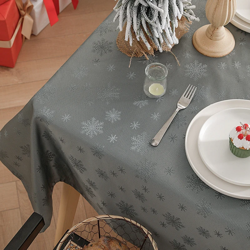 Jacquard-Tischdecke mit filigranem Schneeflockenrelief