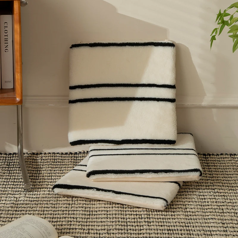 Hochflor-Flauschdecke mit kontrastierenden Streifen und weicher Sherpa-Oberfläche