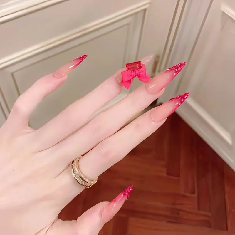 Elegante Stiletto-Nagelverlängerungen mit Strassakzenten