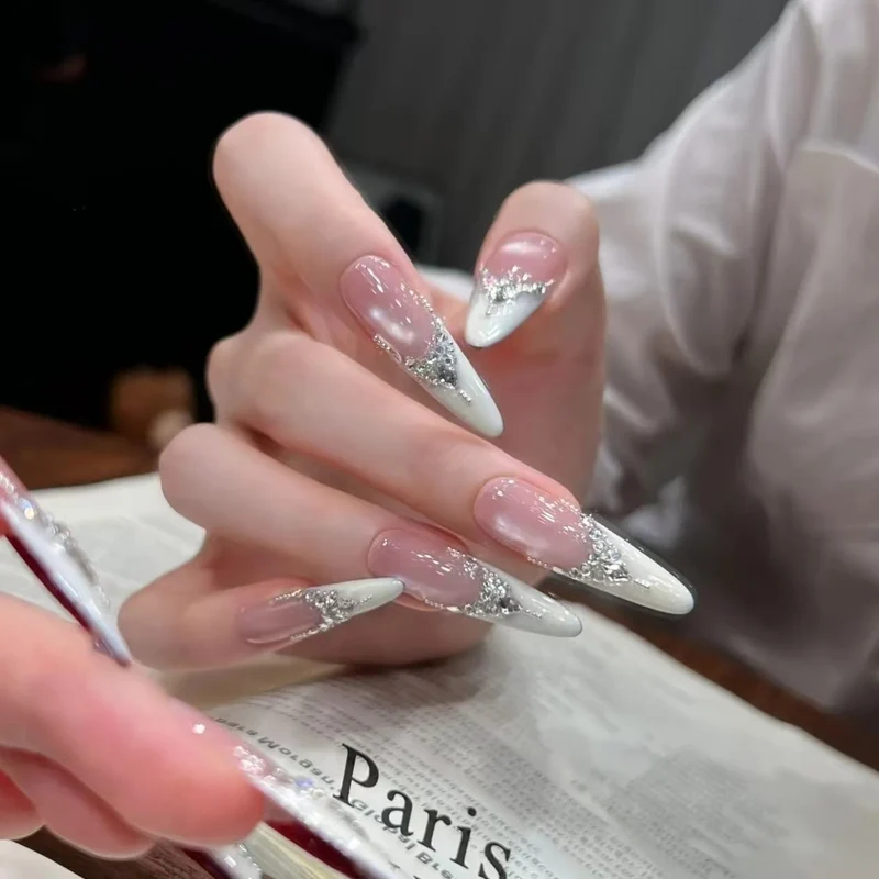 Elegante Stiletto-Nagelverlängerungen
