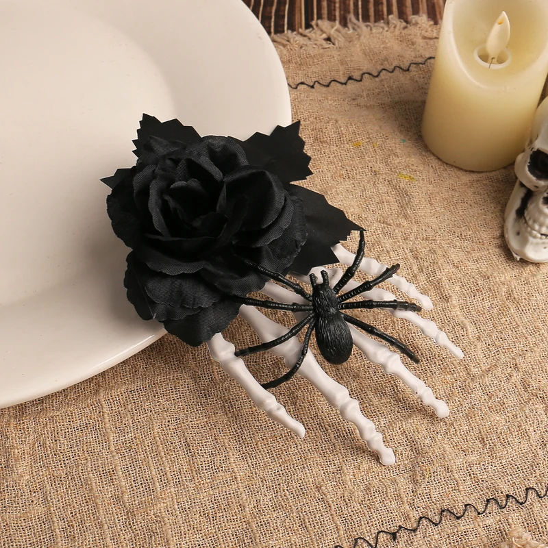 Gothic-Haarclip mit Stoffrose, Skelettfingern und Spinnen-Applikation
