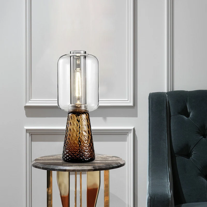 Glas Tischlampe mit strukturiertem Fuß
