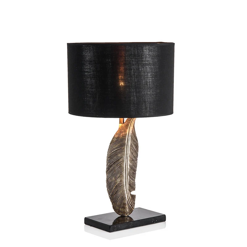 Stehlampe mit integriertem Beistelltisch