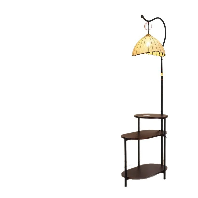 Stehlampe mit integriertem Beistelltisch