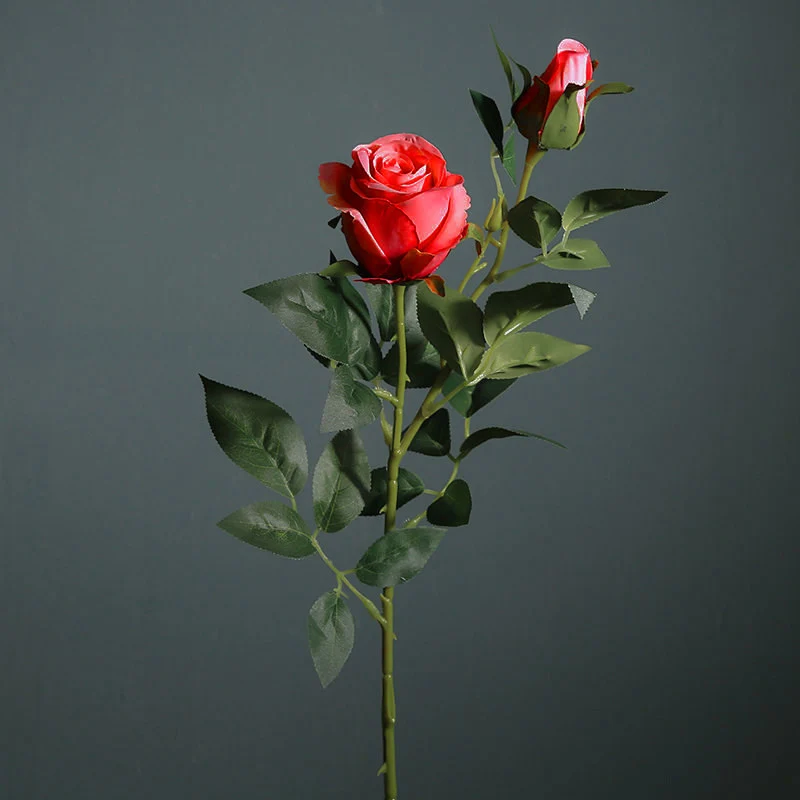 Realistische künstliche Rosenstängel
