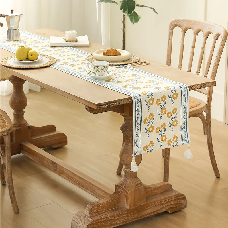 Handgewebter Baumwoll-Tischläufer im Landhausstil mit zarten Blumenmotiven und Quasten