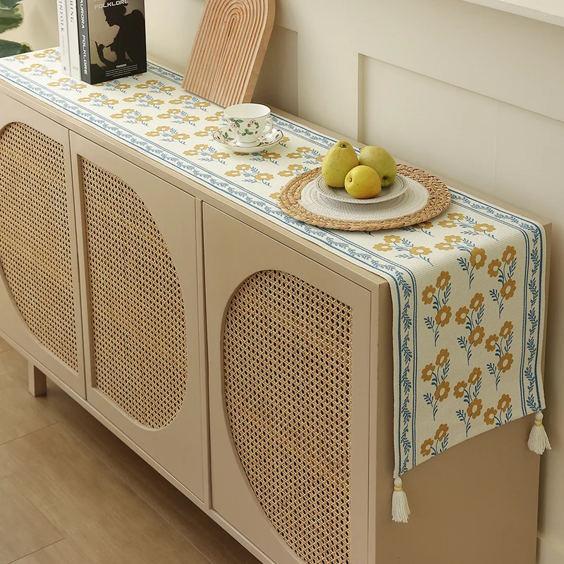Handgewebter Baumwoll-Tischläufer im Landhausstil mit zarten Blumenmotiven und Quasten