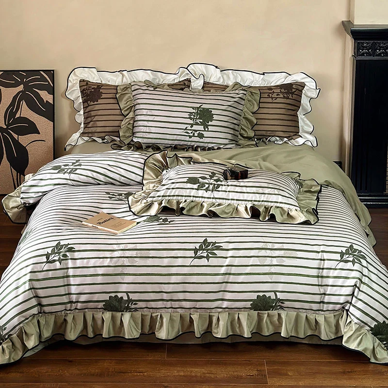 Romantische Rüschen-Bettwäsche-Garnitur aus Baumwollsatin mit Streifen- und Blumenjacquard