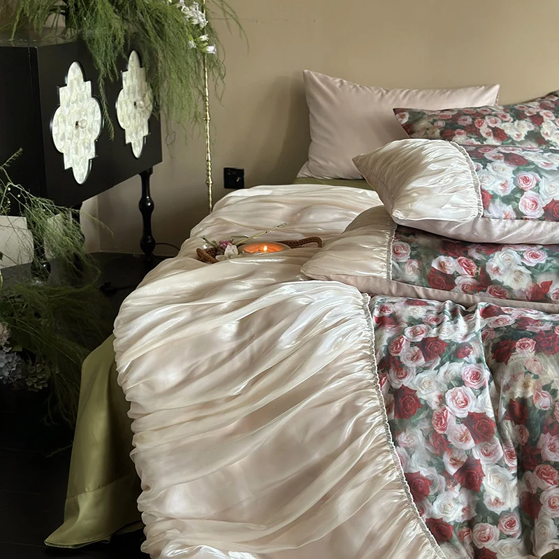 Luxuriöses Satin-Bettwäsche-Set mit Rosenmuster und gerafftem Bettrock