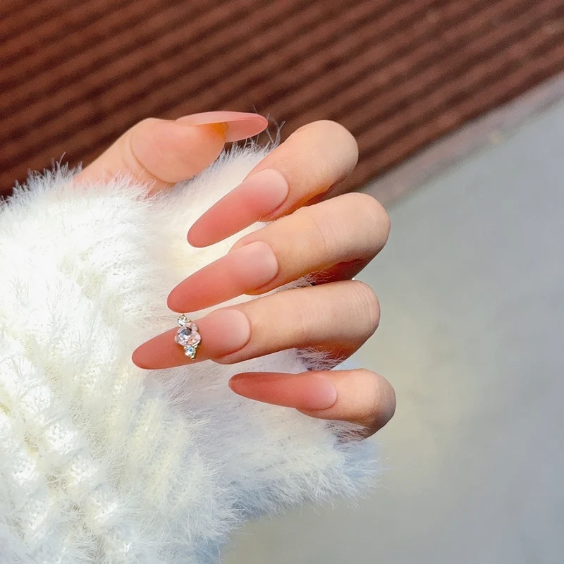 Elegante matte Stiletto-Nagelverlängerungen