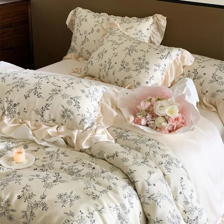 Romantische Rüschen-Bettgarnitur aus Baumwoll-Perkal mit floralem Jacquardprint