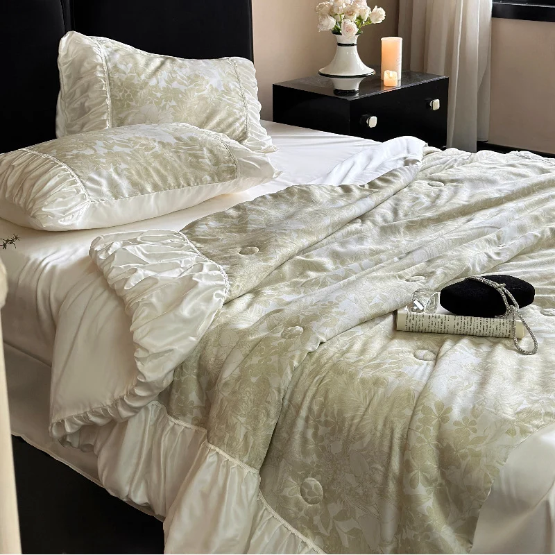 Bettgarnitur aus Satin-Jacquard mit gerafftem Volant und edlen Kissenbezügen