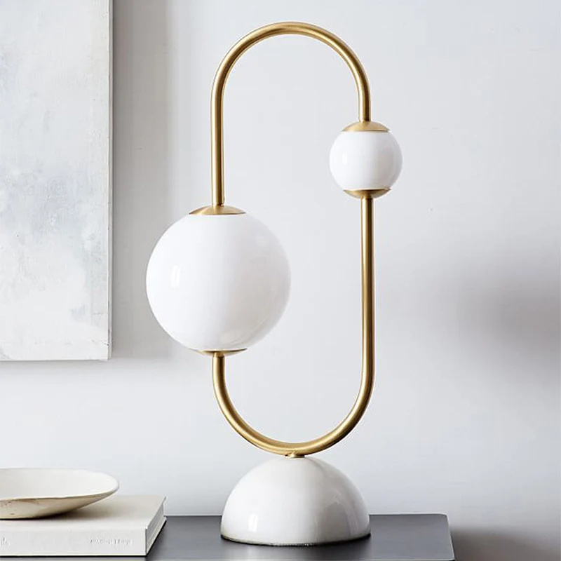 Dekorative Tischlampe mit einzigartigem Skulpturdesign