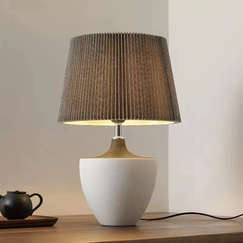 Dekorative Tischlampe mit einzigartigem Keramikfuß