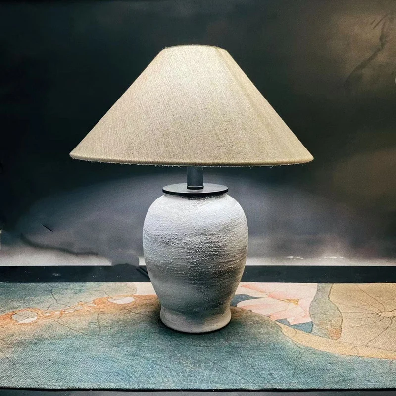 Dekorative Tischlampe mit einzigartigem Keramikfuß