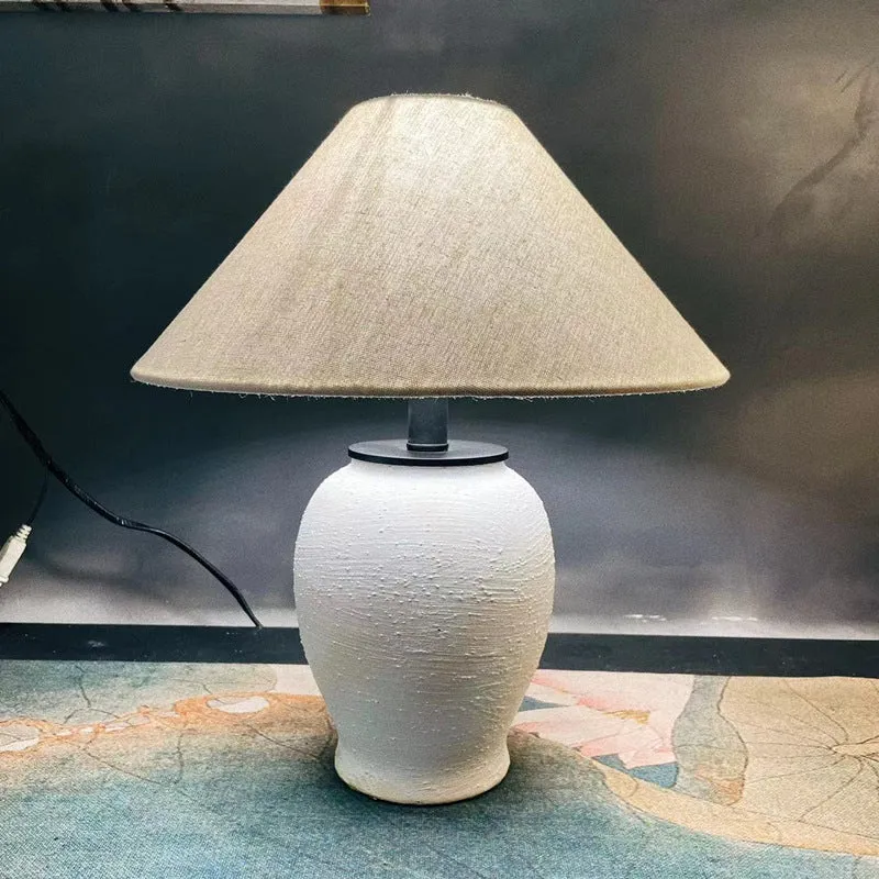 Dekorative Tischlampe mit einzigartigem Keramikfuß