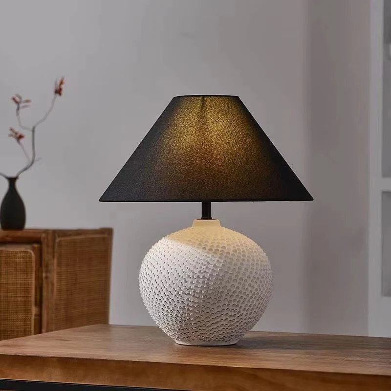 Dekorative Tischlampe mit strukturiertem Sockel