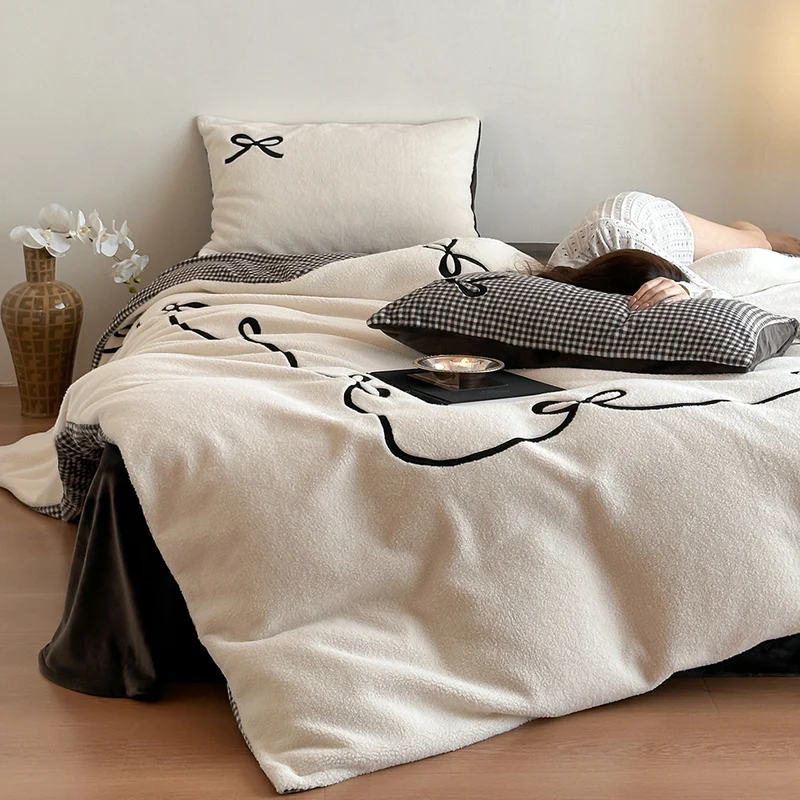 Wendbare Microfleece-Bettwäschegarnitur mit Plüschoberfläche, Pompon-Ecken und Pfotenstickerei