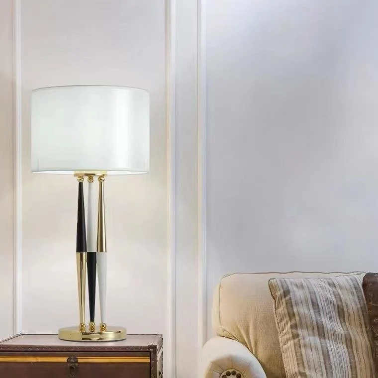 Dekorative Tischlampe mit elegantem geometrischen Design