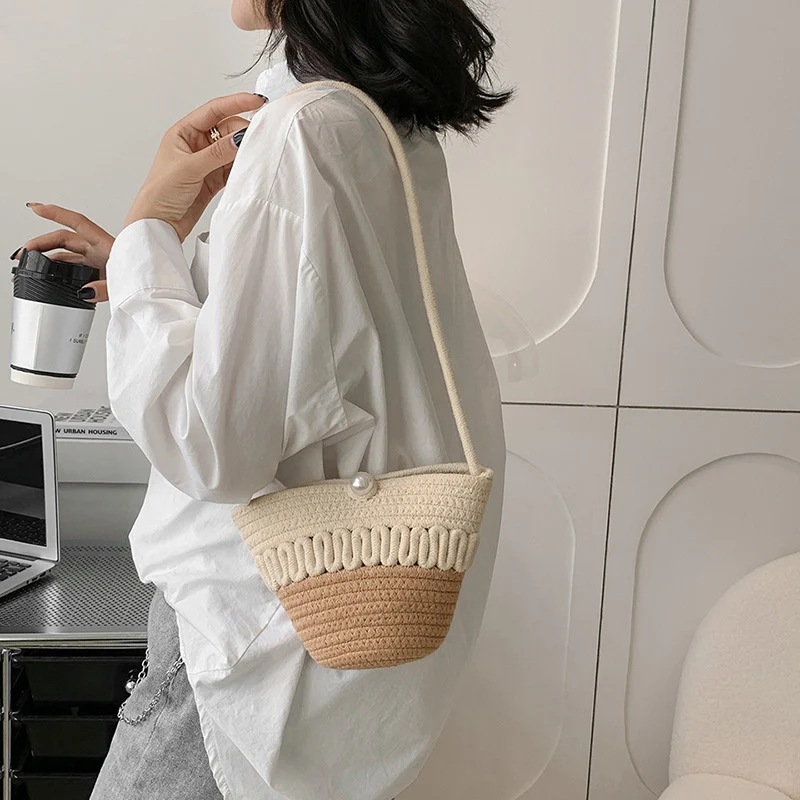 Verspielte Handtasche aus geflochtenem Material Skanto
