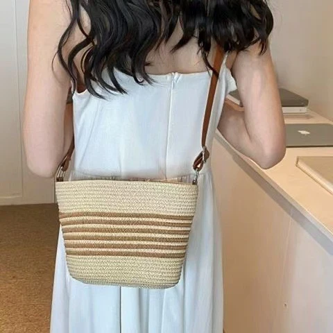 Trendige Sommerhandtasche aus gewebtem Material Skanto