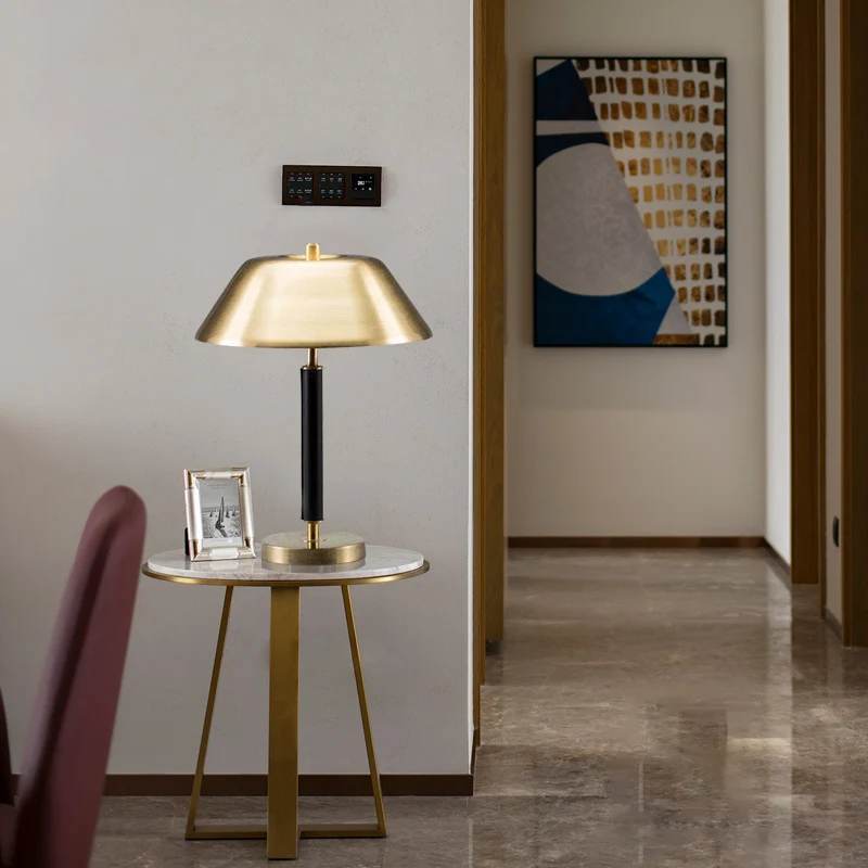 Moderne Minimalistische Tischlampe mit verstellbarem Schirm