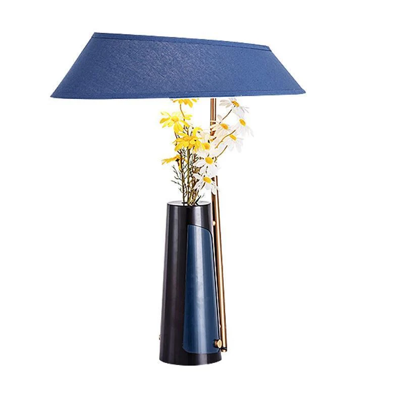 Dekorative Akzent-Tischlampe mit floralem Arrangement