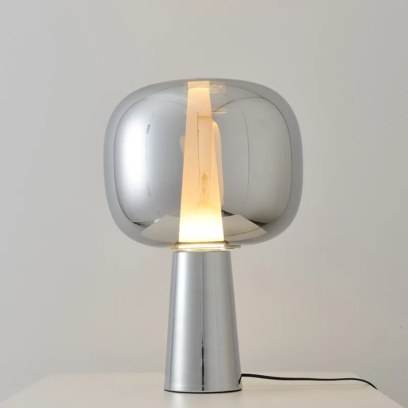 Moderne Minimalistische Stehlampe mit Transparentem Sockel