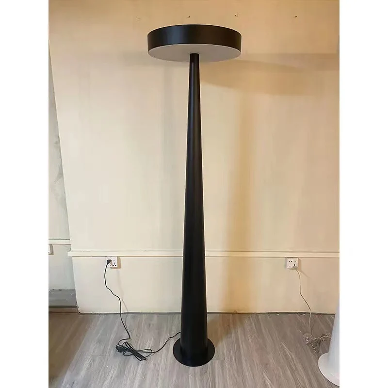 Moderne Minimalistische Stehlampe mit integriertem Tisch