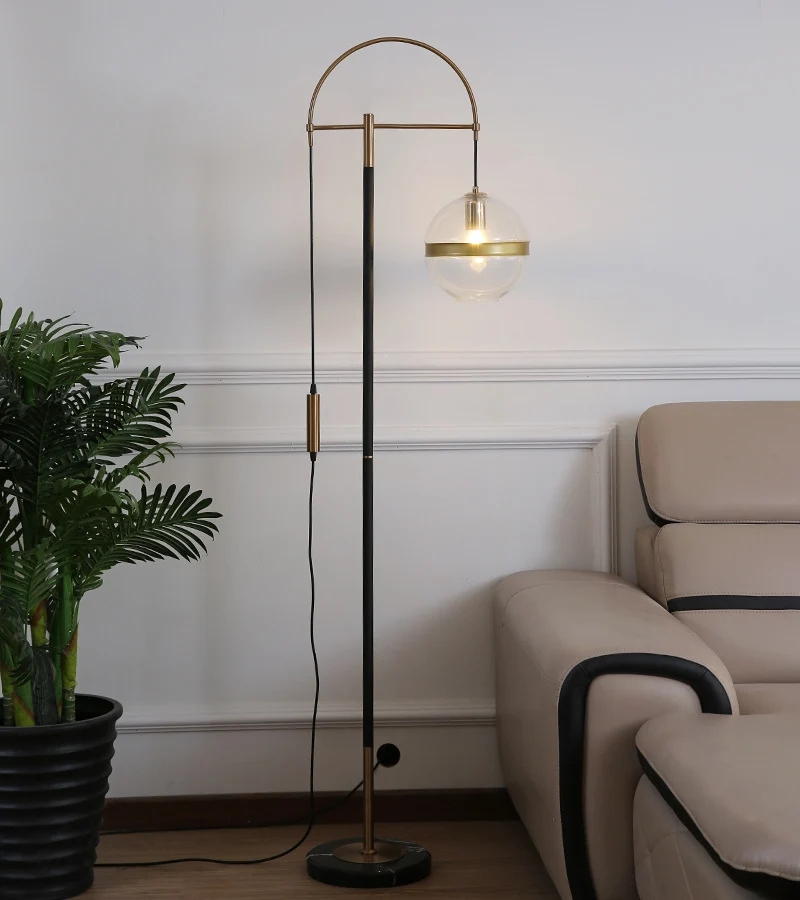 Moderne minimalistische Stehlampe mit Globenschirm