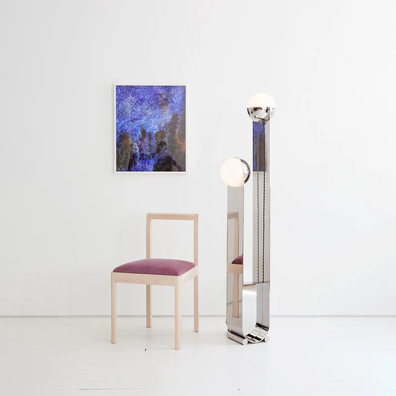 Moderner minimalistischer Stehlampe mit doppelten Globus