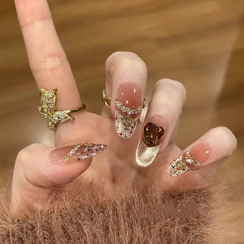 Elegante Stiletto-Gel-Nagelkunstverzierung