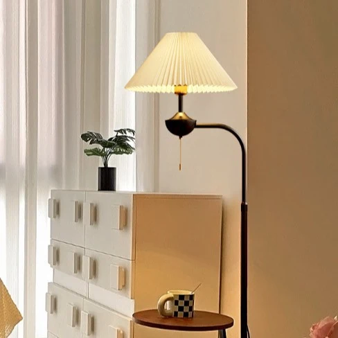 Elegante Stehlampe mit Faltenschirm