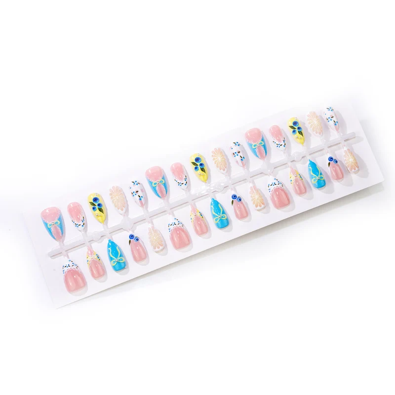Verspielt mit Blumen verziertes Press-On Nagelset