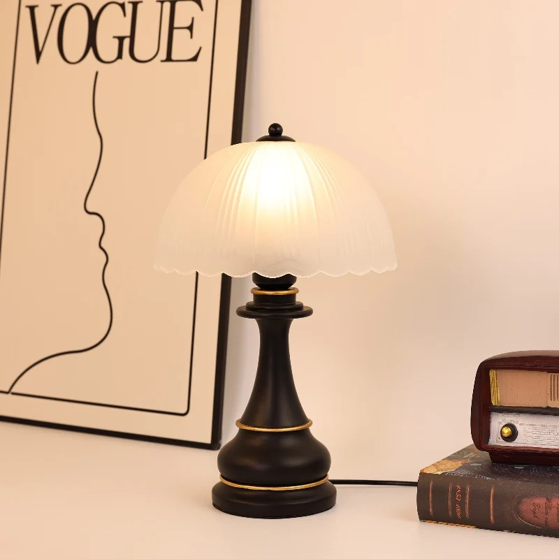 Vintage-inspirierte Glas-Schirm Tischlampe