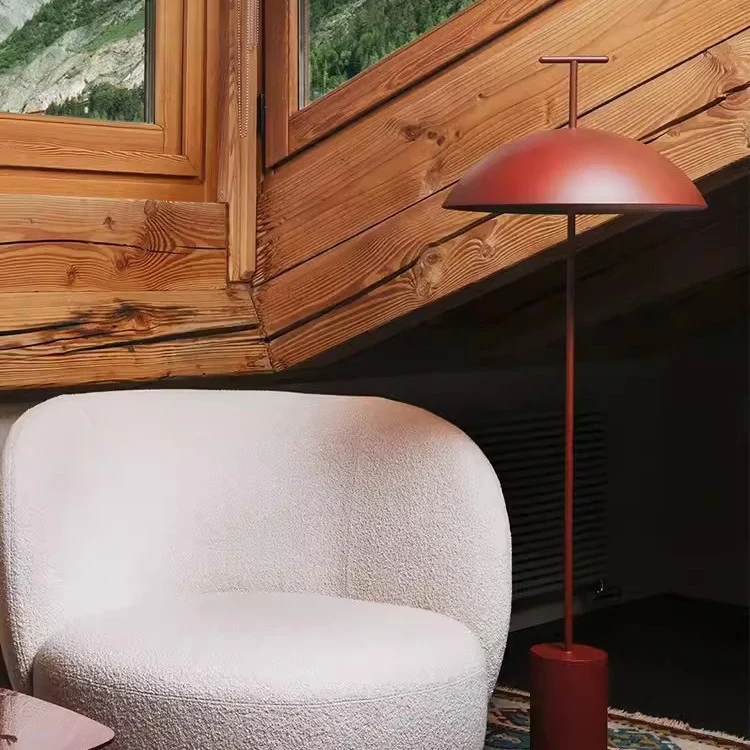 Moderner minimalistischer Stehlampe mit zylindrischem Fuß