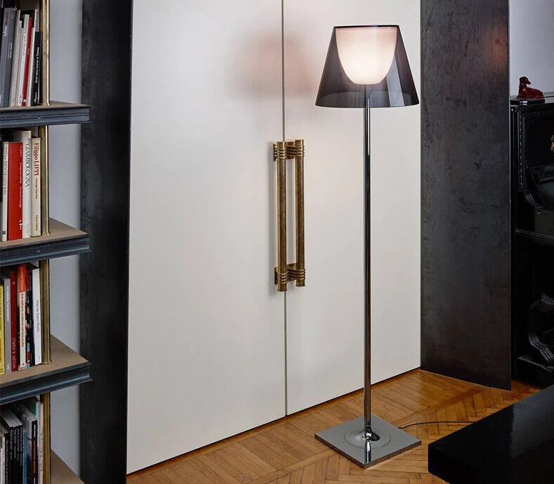 Moderne Minimalistische Stehleuchte mit verstellbarem Schirm