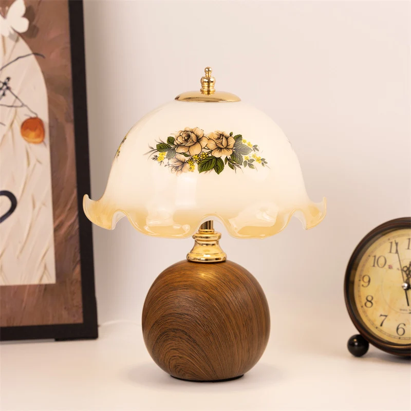 Vintage Glass Tischlampe mit aufwendig gestaltetem Schirm