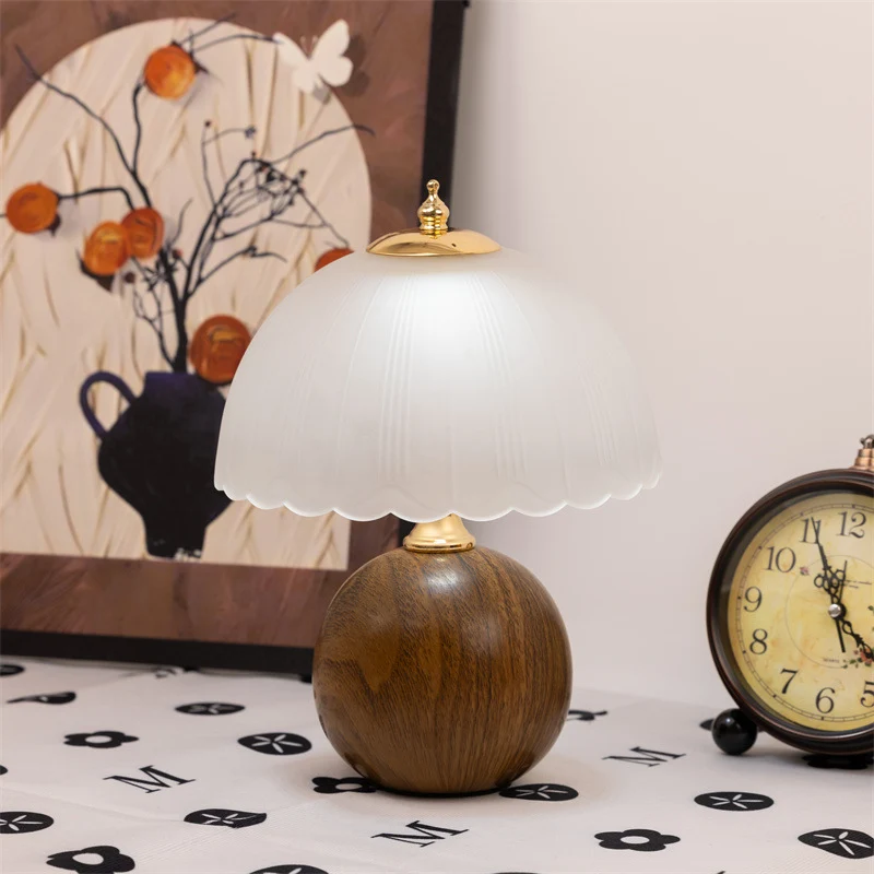 Vintage Glass Tischlampe mit aufwendig gestaltetem Schirm
