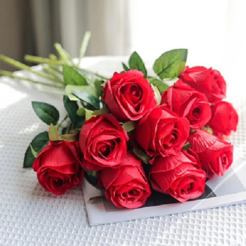 Dekorative Blumenarrangement für die Inneneinrichtung